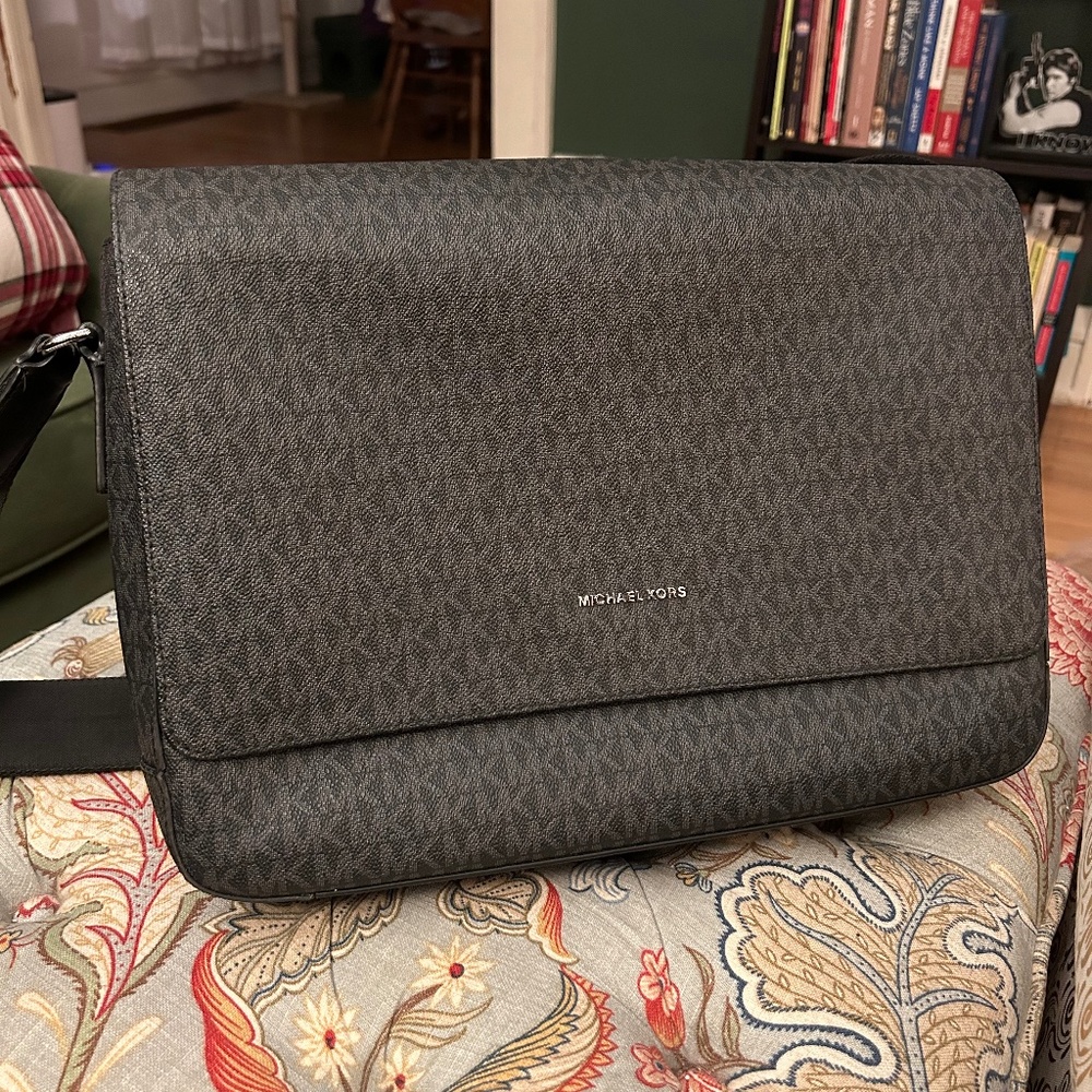 🚨Michael Kors messenger / laptop bag🚨